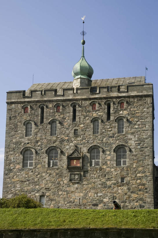 无人,竖图,室外,白天,正面,旅游,度假,草地,草坪,植物,窗户,标志建筑,地标,建筑,挪威,欧洲,堡垒,城堡,墙,娱乐,建设,玻璃窗,墙壁,墙面,草,绿色,享受,休闲,旅游胜地,放松,斯堪的纳维亚,要塞,北欧,斯堪的纳维亚半岛,卑尔根,挪威王国,设防,彩图