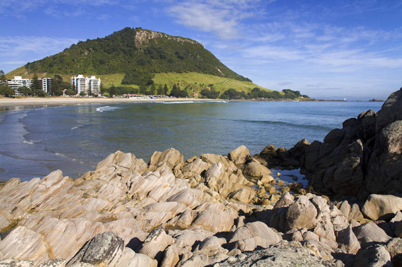 无人,横图,室外,白天,正面,旅游,度假,海浪,海洋,石头,美景,山,山脉,植物,新西兰,阴影,光线,石子,影子,景观,浪花,山峰,云,云朵,山峦,云彩,娱乐,树,树木,蓝色,绿色,白云,蓝天,天空,阳光,自然,海水,群山,天,享受,休闲,景色,放松,生长,晴朗,成长,自然风光,大洋洲,海景,纽西兰,长白云之乡,新西兰北岛,丰盛湾,普伦蒂湾,陶朗加市,大海,风浪,海,海水的波动,近岸浪,石块,岩石,涌浪,晴空,彩图,全身