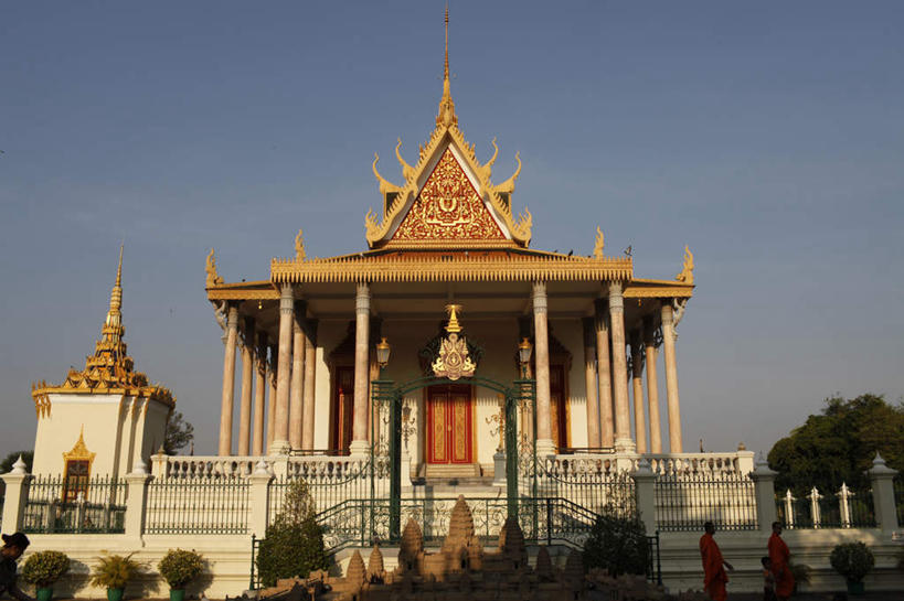 无人,栏杆,横图,室外,白天,仰视,旅游,度假,植物,门,标志建筑,地标,建筑,老挝,亚洲,柱子,围栏,首都,娱乐,建设,护栏,树,树木,蓝色,绿色,蓝天,天空,自然,门框,天,享受,休闲,旅游胜地,放松,东南亚,生长,晴朗,成长,玉佛寺,万里无云,万象,老挝人民民主共和国,晴空,晴空万里,彩图,低角度拍摄