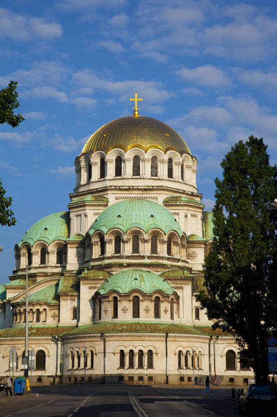无人,教堂,竖图,室外,白天,仰视,旅游,度假,名胜古迹,植物,标志建筑,地标,建筑,欧洲,保加利亚,阴影,节日,遗迹,光线,影子,云,云朵,云彩,古迹,文化,文物,娱乐,建设,古建筑,树,树木,蓝色,绿色,白云,蓝天,天空,阳光,自然,天,祈祷,享受,休闲,健康,旅游胜地,放松,许愿,宗教,信仰,生长,晴朗,成长,纪念,祈求,信念,古文明,保加利亚共和国,索非亚,索非亚市,亚历山大.涅夫斯基大教堂,平安,晴空,彩图,低角度拍摄,大教堂,礼拜堂