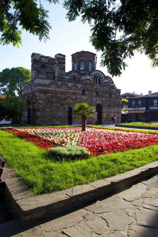 无人,竖图,室外,白天,正面,旅游,度假,草地,草坪,花海,花圃,名胜古迹,植物,标志建筑,道路,地标,建筑,路,叶子,欧洲,保加利亚,阴影,遗迹,盛开,光线,影子,堡垒,城堡,小路,交通,花蕾,古迹,文物,娱乐,建设,古建筑,草,花,花瓣,花朵,花卉,鲜花,树,树木,蓝色,绿色,蓝天,天空,阳光,自然,花丛,花束,花田,天,花苞,花蕊,享受,休闲,旅游胜地,放松,生长,晴朗,成长,要塞,南欧,古文明,万里无云,保加利亚共和国,设防,内塞巴尔古城,晴空,晴空万里,彩图