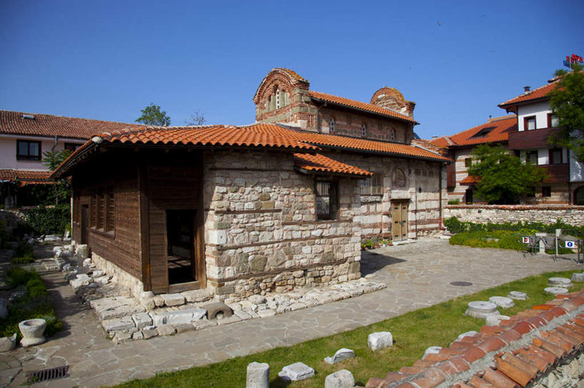 无人,横图,室外,白天,正面,旅游,度假,草地,草坪,花海,花圃,名胜古迹,植物,标志建筑,道路,地标,建筑,路,叶子,欧洲,保加利亚,阴影,遗迹,盛开,光线,影子,堡垒,城堡,小路,交通,花蕾,古迹,文物,娱乐,建设,古建筑,草,花,花瓣,花朵,花卉,鲜花,树,树木,蓝色,绿色,蓝天,天空,阳光,自然,花丛,花束,花田,天,花苞,花蕊,享受,休闲,旅游胜地,放松,生长,晴朗,成长,要塞,南欧,古文明,万里无云,保加利亚共和国,设防,内塞巴尔古城,晴空,晴空万里,彩图