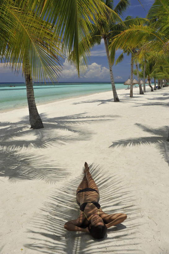 东方人,一个人,躺,竖图,俯视,室外,白天,泳装,比基尼,旅游,度假,海浪,海洋,美景,沙滩,植物,棕榈树,叶子,菲律宾,亚洲,仅一个年轻女性,仅一个女性,仅一个人,抱头,阴影,光线,沙子,影子,海岸,景观,浪花,水平线,云,云朵,辽阔,绿叶,海平线,沙地,云彩,注视,黄种人,娱乐,树,树木,蓝色,绿色,白云,蓝天,天空,阳光,自然,海水,天,观察,看,享受,休闲,广阔,嫩叶,景色,放松,东南亚,生长,晴朗,成长,观看,一望无际,察看,关注,自然风光,海景,棕榈叶,薄荷岛,捧首,捧头,菲律宾共和国,米沙鄢,米沙鄢群岛,无边无际,一马平川,保和岛,保和,卧着,年轻女性,女人,女性,亚洲人,叶,叶片,大海,风浪,海,海水的波动,海滩,近岸浪,涌浪,晴空,躺着,卧,彩图,高角度拍摄,全身,三点式,泳衣,水天相接,水天一线