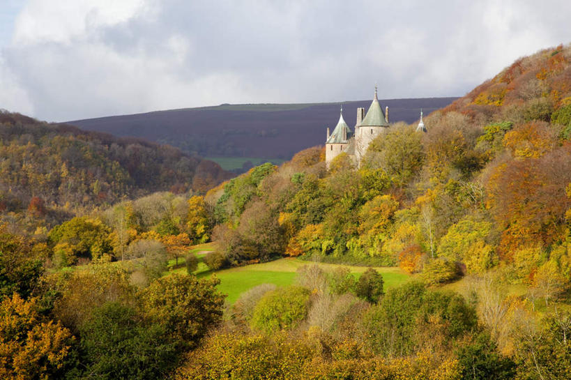 无人,横图,俯视,室外,白天,旅游,度假,名胜古迹,森林,山,山脉,树林,植物,标志建筑,地标,建筑,英国,欧洲,阴影,遗迹,光线,影子,堡垒,城堡,山峰,云,云朵,山峦,云彩,古迹,文物,娱乐,建设,古建筑,树,树木,蓝色,绿色,白云,蓝天,天空,阳光,自然,群山,天,享受,休闲,旅游胜地,放松,生长,晴朗,成长,西欧,要塞,大不列颠,威尔士,古文明,大不列颠及北爱尔兰联合王国,首府,大不列颠联合王国,日不落英帝国,威尔士公国,设防,加的夫,加的夫城堡,晴空,彩图,高角度拍摄
