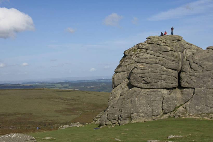 无人,公园,横图,室外,白天,正面,旅游,度假,草地,草坪,石头,美景,植物,英国,欧洲,阴影,光线,石子,影子,景观,悬崖,云,云朵,云彩,娱乐,草,蓝色,绿色,白云,蓝天,天空,阳光,自然,天,享受,休闲,景色,放松,晴朗,国家公园,西欧,自然风光,大不列颠,沉积岩,大不列颠及北爱尔兰联合王国,绝壁,大不列颠联合王国,日不落英帝国,德文郡,水成岩,达特穆尔,达特穆尔国家公园,石块,岩石,晴空,彩图