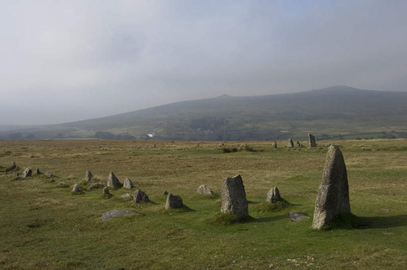 无人,公园,横图,室外,白天,正面,旅游,度假,草地,草坪,石头,美景,名胜古迹,植物,标志建筑,地标,建筑,英国,欧洲,一排,许多,遗迹,整齐,石子,景观,云,云朵,很多,云彩,古迹,文物,娱乐,建设,古建筑,草,排列,蓝色,绿色,白云,蓝天,天空,自然,天,享受,休闲,旅游胜地,景色,放松,晴朗,国家公园,西欧,队列,自然风光,大不列颠,古文明,大不列颠及北爱尔兰联合王国,大不列颠联合王国,日不落英帝国,德文郡,达特穆尔,达特穆尔国家公园,石块,岩石,晴空,彩图