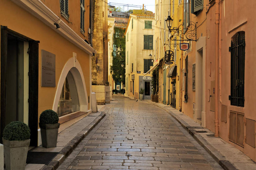 无人,家,横图,室外,白天,正面,度假,美景,窗户,城市风光,城市,道路,路,照明,法国,欧洲,壁灯,房屋,墙,屋子,景观,公寓,小路,灯光,交通,娱乐,洋房,楼房,玻璃窗,墙壁,墙面,住宅,灯,灯具,享受,休闲,景色,放松,照亮,照明设备,瓦尔省,法兰西共和国,法兰西第五共和国,普罗旺斯.阿尔卑斯.蓝色海岸,普罗旺斯.阿尔卑斯.蓝色海岸大区,瓦尔,圣特罗佩,彩图,房子