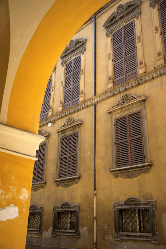 无人,家,竖图,室外,白天,仰视,度假,石头,美景,窗户,城市风光,城市,意大利,欧洲,一排,整齐,并列,并排,石子,房屋,墙,屋子,景观,公寓,拱门,娱乐,洋房,楼房,玻璃窗,墙壁,墙面,住宅,排列,享受,休闲,景色,放松,队列,南欧,平行,意大利共和国,首府,摩德纳,摩德纳省,石块,彩图,低角度拍摄,房子