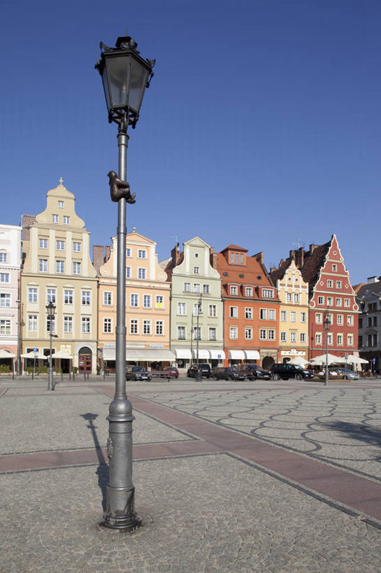 无人,家,竖图,室外,白天,仰视,度假,美景,窗户,城市风光,城市,路灯,照明,欧洲,波兰,一排,阴影,整齐,并列,并排,光线,影子,房屋,墙,屋子,景观,公寓,灯光,娱乐,洋房,楼房,玻璃窗,墙壁,墙面,住宅,灯,排列,蓝色,蓝天,天空,阳光,天,享受,休闲,景色,放松,晴朗,照亮,照明设备,队列,平行,中欧,万里无云,省会,波兰共和国,弗罗茨瓦夫,下西里西亚省,晴空,晴空万里,彩图,低角度拍摄,房子