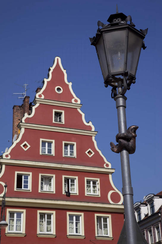 无人,家,竖图,室外,白天,仰视,度假,美景,窗户,城市风光,城市,路灯,照明,雕塑,欧洲,波兰,一排,阴影,艺术,整齐,装饰,并列,并排,光线,雕刻,雕像,影子,房屋,墙,屋子,景观,公寓,灯光,娱乐,洋房,楼房,玻璃窗,墙壁,墙面,住宅,灯,排列,蓝色,蓝天,天空,阳光,工艺品,天,享受,休闲,景色,放松,晴朗,纪念,照亮,美术,照明设备,队列,主题,平行,陈列,中欧,万里无云,省会,功能,美学,波兰共和国,弗罗茨瓦夫,下西里西亚省,晴空,晴空万里,彩图,低角度拍摄,房子