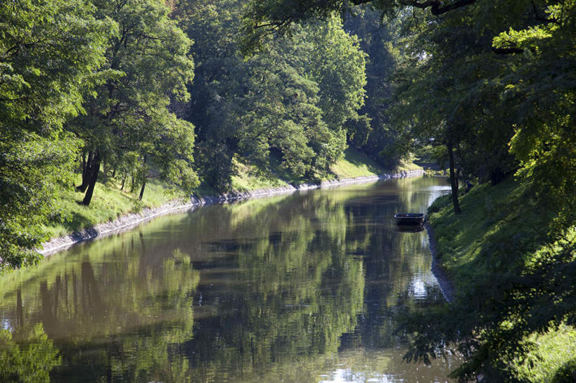 无人,横图,俯视,室外,白天,旅游,度假,草地,草坪,河流,美景,水,植物,欧洲,波兰,阴影,光线,影子,河水,景观,水流,娱乐,草,树,树木,绿色,倒影,阳光,自然,享受,休闲,景色,放松,生长,成长,倒映,自然风光,中欧,省会,反照,波兰共和国,弗罗茨瓦夫,下西里西亚省,彩图,高角度拍摄