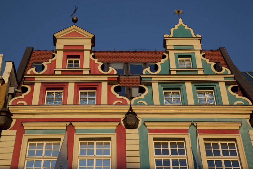 无人,家,横图,室外,白天,仰视,度假,美景,窗户,城市风光,城市,欧洲,波兰,一排,阴影,整齐,并列,并排,光线,影子,房屋,墙,屋子,景观,公寓,娱乐,洋房,楼房,玻璃窗,墙壁,墙面,住宅,排列,蓝色,蓝天,天空,阳光,天,享受,休闲,景色,放松,晴朗,队列,平行,中欧,万里无云,省会,波兰共和国,弗罗茨瓦夫,下西里西亚省,晴空,晴空万里,彩图,低角度拍摄,房子