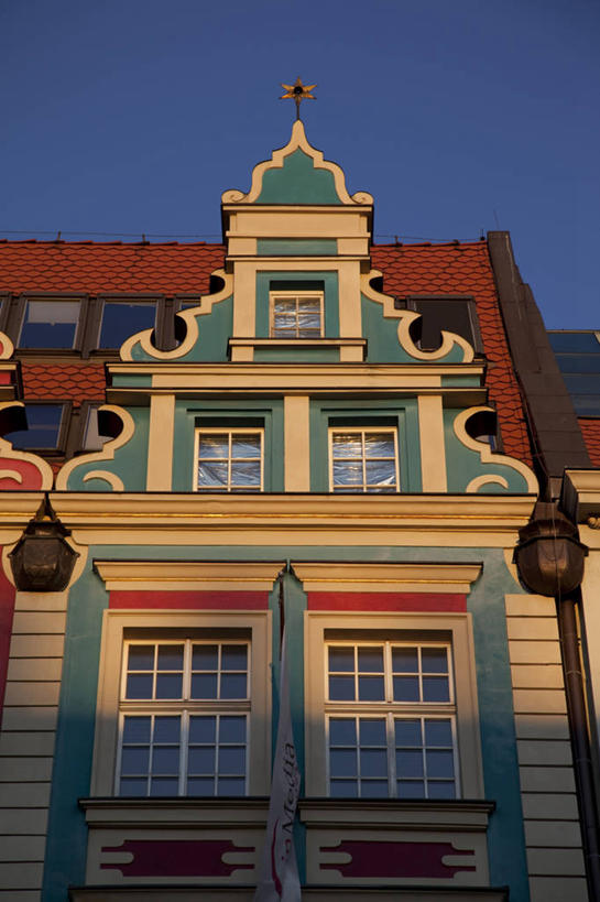 无人,家,竖图,室外,白天,仰视,度假,美景,窗户,城市风光,城市,欧洲,波兰,一排,阴影,整齐,并列,并排,光线,影子,房屋,墙,屋子,景观,公寓,娱乐,洋房,楼房,玻璃窗,墙壁,墙面,住宅,排列,蓝色,蓝天,天空,阳光,天,享受,休闲,景色,放松,晴朗,队列,平行,中欧,万里无云,省会,波兰共和国,弗罗茨瓦夫,下西里西亚省,晴空,晴空万里,彩图,低角度拍摄,房子