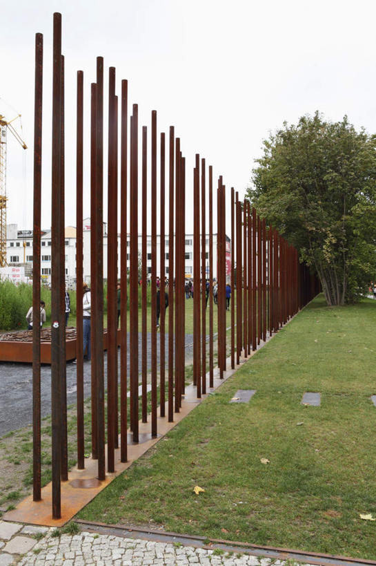 无人,竖图,室外,白天,正面,旅游,度假,草地,草坪,植物,标志建筑,地标,建筑,金属制品,德国,欧洲,一排,整齐,金属,首都,娱乐,建设,柏林,柏林墙,草,树,树木,排列,绿色,自然,享受,休闲,旅游胜地,放松,生长,成长,西欧,队列,德意志联邦共和国,柏林州,反法西斯防卫墙,彩图