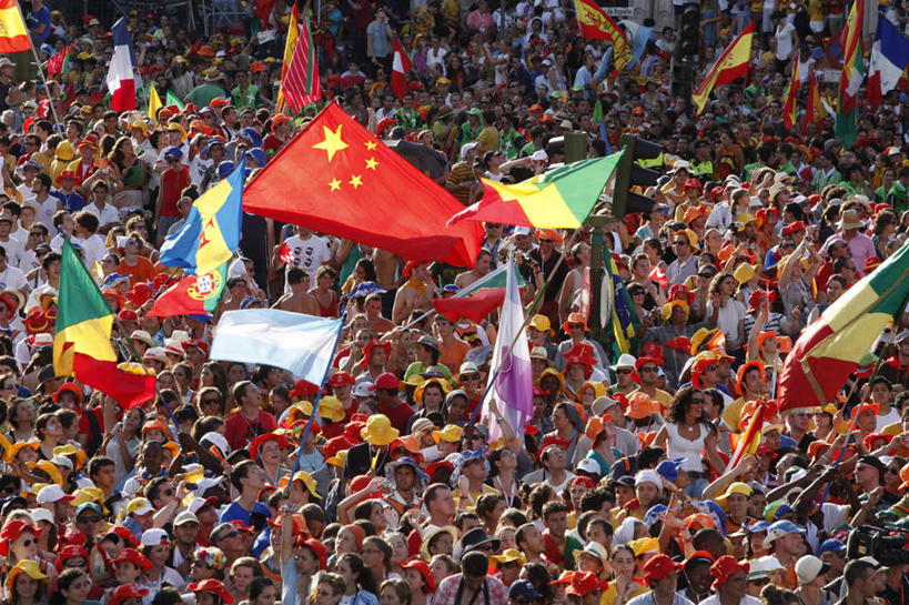 西方人,站,举,横图,俯视,室外,白天,度假,美景,城市风光,城市,旗帜,国旗,西班牙,欧洲,欧洲人,行人,游客,游人,阴影,服装,光线,旗杆,影子,景观,首都,许多人,注视,休闲装,娱乐,路人,旅客,衣服,阳光,观察,看,托,站着,一群人,享受,休闲,休闲服,马德里,景色,放松,阻挡,服饰,观看,察看,关注,南欧,游行,否决,西班牙王国,反对,马德里自治区,请愿,示威,游街,过客,男人,男性,年轻男性,年轻女性,女人,女性,白种人,旗,举起,举手,举着,向上举,向上伸,向上托,站立,半身,彩图,高角度拍摄