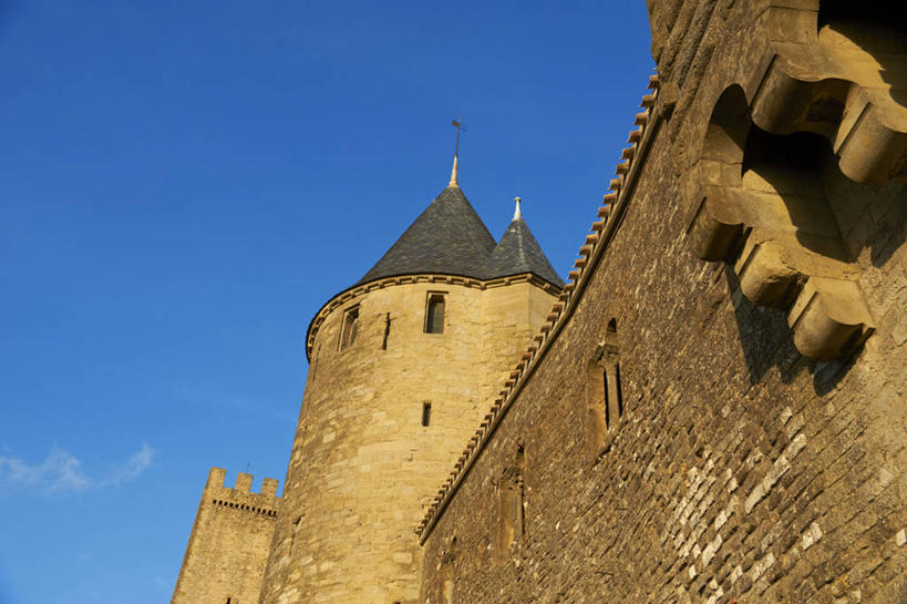 无人,横图,室外,白天,仰视,旅游,度假,名胜古迹,标志建筑,地标,建筑,法国,欧洲,阴影,遗迹,光线,影子,堡垒,城堡,云,云朵,云彩,古迹,文物,娱乐,建设,古建筑,蓝色,白云,蓝天,天空,阳光,天,享受,休闲,旅游胜地,放松,晴朗,要塞,古文明,法兰西共和国,卡尔卡松,首府,法兰西第五共和国,朗格多克.鲁西永,朗格多克.鲁西永大区,设防,奥德省,晴空,彩图,低角度拍摄