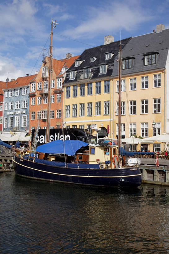 帆船,无人,家,码头,竖图,室外,白天,正面,度假,河流,美景,水,城市风光,城市,港口,船,丹麦,欧洲,许多,阴影,光线,影子,房屋,屋子,河水,景观,水流,云,云朵,公寓,首都,云彩,娱乐,洋房,楼房,住宅,蓝色,白云,蓝天,天空,阳光,交通工具,天,享受,休闲,景色,放松,晴朗,载具,北欧,丹麦王国,哥本哈根,西兰岛,新港,晴空,彩图,房子,摆渡口,埠头,渡口,渡头,港湾,海港,货运码头,口岸,商港