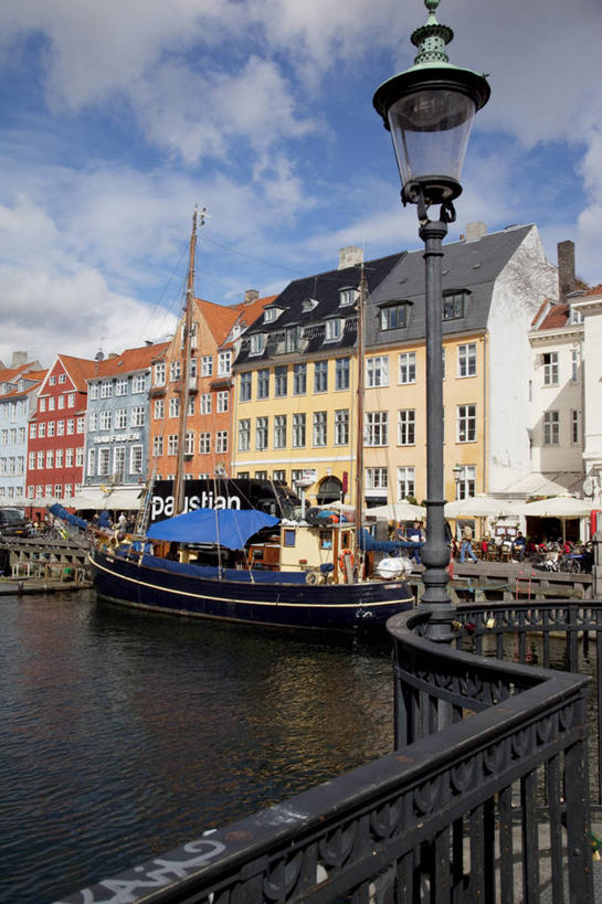 帆船,无人,家,码头,竖图,室外,白天,正面,度假,河流,美景,水,城市风光,城市,港口,船,丹麦,欧洲,许多,阴影,光线,影子,房屋,屋子,河水,景观,水流,云,云朵,公寓,首都,云彩,娱乐,洋房,楼房,住宅,蓝色,白云,蓝天,天空,阳光,交通工具,天,享受,休闲,景色,放松,晴朗,载具,北欧,丹麦王国,哥本哈根,西兰岛,新港,晴空,彩图,房子,摆渡口,埠头,渡口,渡头,港湾,海港,货运码头,口岸,商港