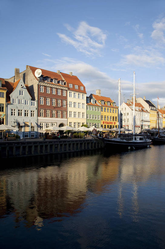 帆船,无人,家,商店,码头,竖图,室外,白天,正面,度假,河流,美景,水,城市风光,城市,港口,船,丹麦,欧洲,许多,阴影,光线,伞,影子,雨伞,遮阳伞,房屋,屋子,河水,景观,水流,云,云朵,公寓,首都,云彩,娱乐,阳伞,商铺,洋房,楼房,住宅,蓝色,白云,倒影,蓝天,天空,阳光,交通工具,天,享受,休闲,景色,放松,晴朗,倒映,载具,北欧,丹麦王国,市肆,商号,哥本哈根,西兰岛,反照,新港,晴空,彩图,房子,摆渡口,埠头,店铺,渡口,渡头,港湾,海港,货运码头,口岸,商港