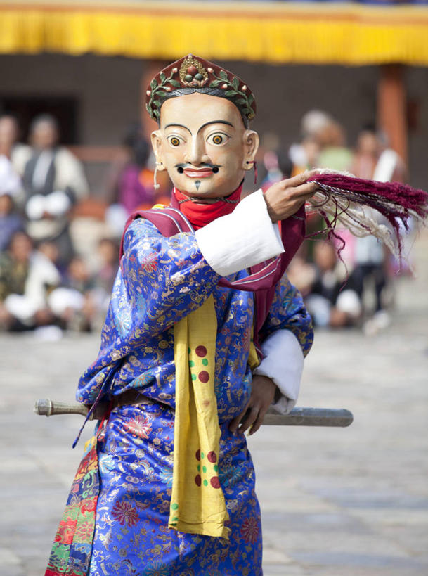 东方人,一个人,家,站,举,竖图,室外,白天,正面,民族服装,度假,美景,城市风光,城市,不丹,亚洲,仅一个男性,仅一个人,握,阴影,朦胧,模糊,光线,面具,影子,房屋,屋子,景观,地面,拿,拿着,注视,黄种人,娱乐,楼房,住宅,仅一个年轻男性,阳光,观察,看,托,站着,享受,休闲,景色,放松,握着,观看,察看,关注,南亚,不丹王国,旺杜波德朗宗,男人,男性,年轻男性,亚洲人,举起,举手,举着,向上举,向上伸,向上托,站立,半身,彩图,传统服装,民俗服,房子