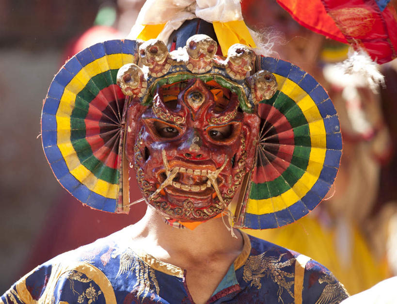 东方人,脸,头,脸颊,一个人,站,横图,室外,特写,白天,正面,民族服装,不丹,亚洲,仅一个男性,仅一个人,阴影,朦胧,模糊,光线,面具,影子,注视,黄种人,肩膀,仅一个年轻男性,阳光,观察,看,站着,观看,察看,恐怖,关注,南亚,怪物,不丹王国,布姆唐,男人,男性,年轻男性,亚洲人,头部,脸部,脸蛋,面部,站立,半身,彩图,传统服装,民俗服