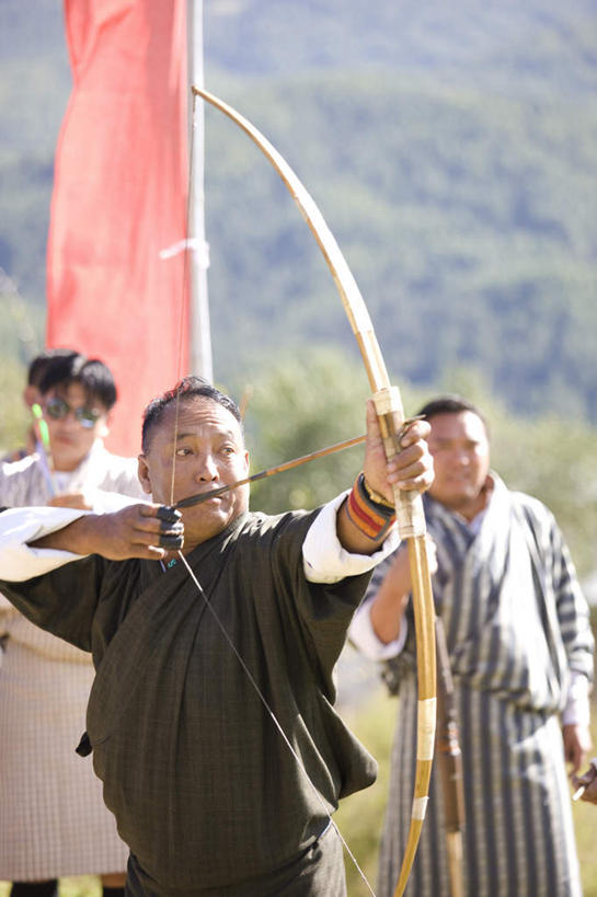 东方人,三个人,伙伴,朋友,站,拉,举,竖图,室外,白天,正面,民族服装,锻炼,旅游,度假,快乐,友谊,比赛,运动,竞争,美景,森林,山,山脉,树林,植物,旗帜,不丹,亚洲,握,阴影,光线,弓箭,影子,景观,山峰,山峦,拿,拿着,注视,黄种人,娱乐,旗子,树,树木,绿色,阳光,自然,群山,观察,看,托,站着,享受,休闲,景色,放松,握着,生长,成长,观看,察看,体育运动,关注,自然风光,南亚,旌旗,旗号,不丹王国,布姆唐,体育,友情,男人,男性,中年男性,亚洲人,举起,举手,举着,向上举,向上伸,向上托,站立,半身,彩图,传统服装,民俗服,健身