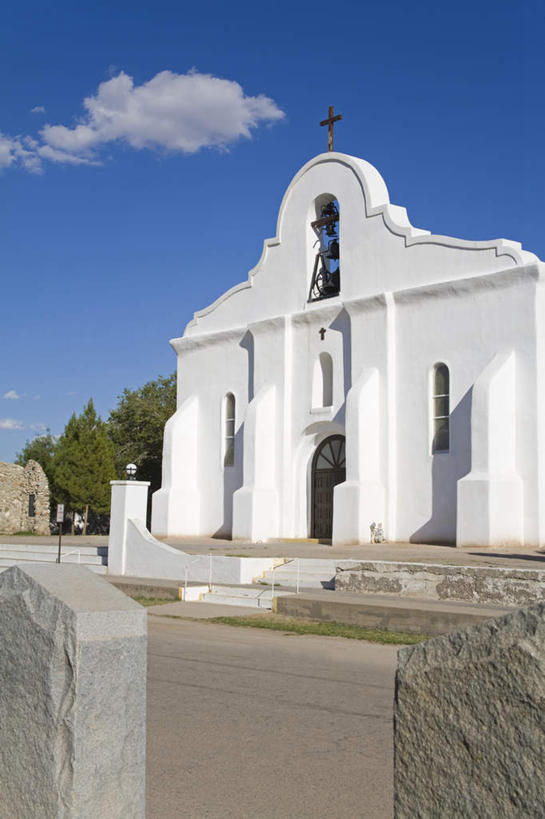 无人,教堂,栏杆,竖图,室外,白天,仰视,旅游,度假,名胜古迹,植物,楼梯,标志建筑,城市,地标,建筑,美国,阴影,节日,遗迹,光线,扶手,影子,阶梯,云,云朵,云彩,古迹,文化,文物,娱乐,建设,古建筑,护栏,台阶,树,树木,蓝色,绿色,白云,蓝天,天空,阳光,自然,天,祈祷,享受,休闲,健康,旅游胜地,放松,许愿,宗教,信仰,生长,晴朗,成长,纪念,祈求,北美,北美洲,基督教,天主教,德克萨斯州,美洲,信念,古文明,德克萨斯,得州,德州,得克萨斯州,孤星之州,北亚美利加洲,亚美利加洲,埃尔帕索,平安,晴空,彩图,低角度拍摄,大教堂,礼拜堂