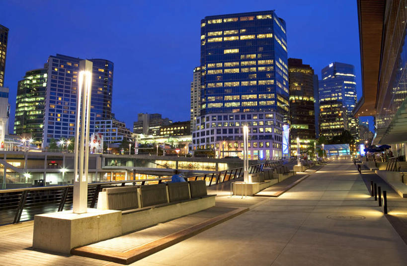 无人,高楼大厦,横图,室外,夜晚,仰视,度假,美景,城市风光,城市,大厦,道路,建筑,路,路灯,摩天大楼,夜景,照明,加拿大,阴影,光线,影子,景观,建筑群,小路,灯光,交通,娱乐,建设,灯,蓝色,蓝天,天空,天,享受,休闲,景色,放松,照亮,北美,北美洲,照明设备,美洲,北亚美利加洲,亚美利加洲,卑诗省,不列颠哥伦比亚,不列颠哥伦比亚省,温哥华,加拿大广场,彩图,低角度拍摄,大楼,高层建筑,高楼,摩天楼