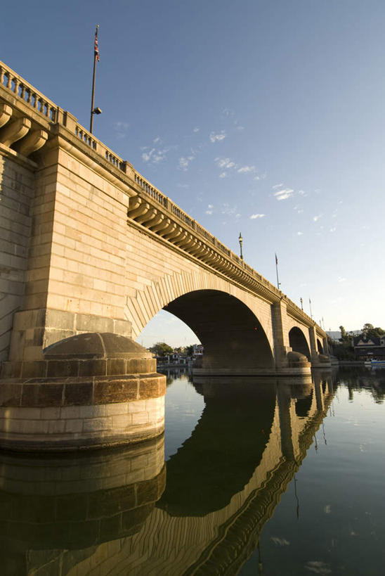 无人,家,竖图,室外,白天,仰视,旅游,度假,河流,石头,名胜古迹,树林,水,植物,标志建筑,地标,建筑,路灯,照明,美国,阴影,遗迹,光线,石子,影子,房屋,屋子,河水,水流,桥,灯光,古迹,文物,娱乐,建设,古建筑,石桥,楼房,拱桥,住宅,栈桥,灯,树,树木,蓝色,绿色,蓝天,天空,阳光,自然,天,享受,休闲,旅游胜地,放松,拱形,生长,晴朗,成长,人行桥,石拱桥,照亮,亚利桑那,北美,北美洲,照明设备,美洲,古文明,亚利桑那州,万里无云,大峡谷之州,北亚美利加洲,亚美利加洲,石块,晴空,晴空万里,彩图,低角度拍摄,房子,伦敦桥