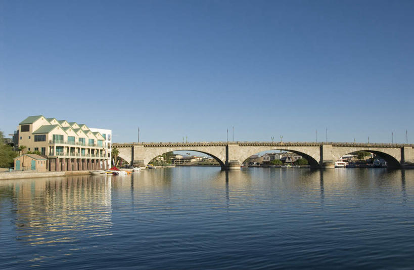 无人,家,横图,室外,白天,正面,旅游,度假,河流,石头,名胜古迹,水,植物,标志建筑,地标,建筑,美国,阴影,遗迹,光线,石子,影子,房屋,屋子,河水,水流,桥,古迹,文物,娱乐,建设,古建筑,石桥,楼房,拱桥,住宅,栈桥,树,树木,蓝色,绿色,蓝天,天空,阳光,自然,天,享受,休闲,旅游胜地,放松,拱形,生长,晴朗,成长,人行桥,石拱桥,亚利桑那,北美,北美洲,美洲,古文明,亚利桑那州,万里无云,大峡谷之州,北亚美利加洲,亚美利加洲,石块,晴空,晴空万里,彩图,房子,伦敦桥