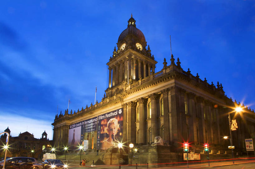 无人,家,横图,室外,白天,仰视,度假,美景,日落,城市风光,城市,道路,路,路灯,公路,照明,英国,欧洲,阴影,光线,影子,房屋,屋子,景观,晚霞,霞光,落日,灯光,交通,娱乐,楼房,英格兰,住宅,灯,黄昏,享受,休闲,景色,彩霞,放松,照亮,照明设备,西欧,大不列颠,大不列颠及北爱尔兰联合王国,大不列颠联合王国,日不落英帝国,夕照,英吉利,利兹,利兹市,西约克郡,夕阳,马路,彩图,低角度拍摄,房子,斜阳