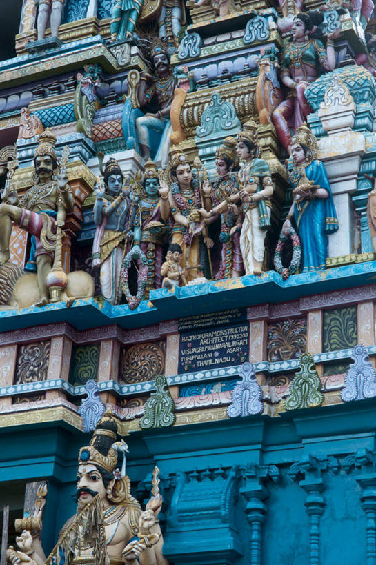 无人,寺庙,栏杆,竖图,室外,白天,仰视,旅游,度假,名胜古迹,标志建筑,地标,建筑,雕塑,斯里兰卡,亚洲,阴影,节日,遗迹,艺术,装饰,光线,雕刻,雕像,影子,柱子,围栏,首都,燃烧,古迹,文化,文物,娱乐,建设,古建筑,护栏,阳光,香火,工艺品,庙宇,祈祷,享受,休闲,健康,旅游胜地,放松,许愿,宗教,信仰,纪念,祈求,美术,主题,南亚,陈列,古文明,功能,美学,斯里兰卡民主社会主义共和国,科伦坡,平安,彩图,低角度拍摄,庙,寺