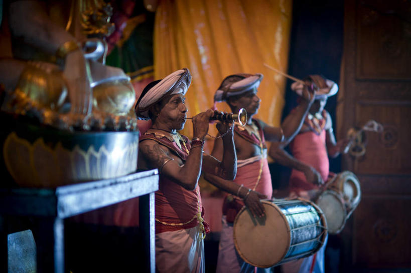 东方人,三个人,伙伴,朋友,站,横图,室内,白天,正面,民族服装,友谊,窗帘,斯里兰卡,亚洲,握,风俗,朦胧,模糊,艺术,装饰,民俗,金属,头巾,吹奏乐器,笛子,鼓,乐器,首都,音乐,吹奏,演奏,黄种人,帘子,站着,遮阳,握着,华丽,修饰,打击乐器,点缀,长笛,节奏,节拍,南亚,斯里兰卡民主社会主义共和国,衬托,美观,雅致,雅观,非洲鼓,民风,传统乐器,科伦坡,友情,男人,男性,中年男性,亚洲人,站立,半身,彩图,传统服装,民俗服