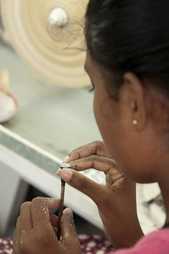 东方人,脸,头,脸颊,一个人,站,竖图,俯视,室内,特写,白天,石头,亚洲,仅一个女性,仅一个人,握,阴影,服装,朦胧,模糊,光线,石子,影子,注视,休闲装,黄种人,肩膀,一个,衣服,耳环,低头,观察,看,站着,仅一个中年女性,休闲,休闲服,握着,服饰,单个,观看,光滑,察看,关注,圆滑,耳饰,垂头,平滑,滑润,腻滑,女人,女性,中年女性,亚洲人,头部,脸部,脸蛋,面部,石块,岩石,站立,半身,彩图,高角度拍摄