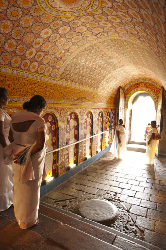 东方人,伙伴,朋友,站,竖图,室内,白天,旅游,度假,友谊,合作,团队,名胜古迹,天花板,标志建筑,地标,建筑,斯里兰卡,亚洲,遗迹,墙,拱门,许多人,注视,黄种人,古迹,文物,娱乐,建设,古建筑,墙壁,墙面,背面,观察,看,站着,一群人,享受,休闲,旅游胜地,放松,战略,观看,察看,关注,南亚,古文明,斯里兰卡民主社会主义共和国,联合,合谋,袍子,佛牙寺,康提,康提古城,马哈努沃勒,达拉达.马利戛瓦,配合,协作,女人,女性,中年女性,亚洲人,站立,半身,彩图