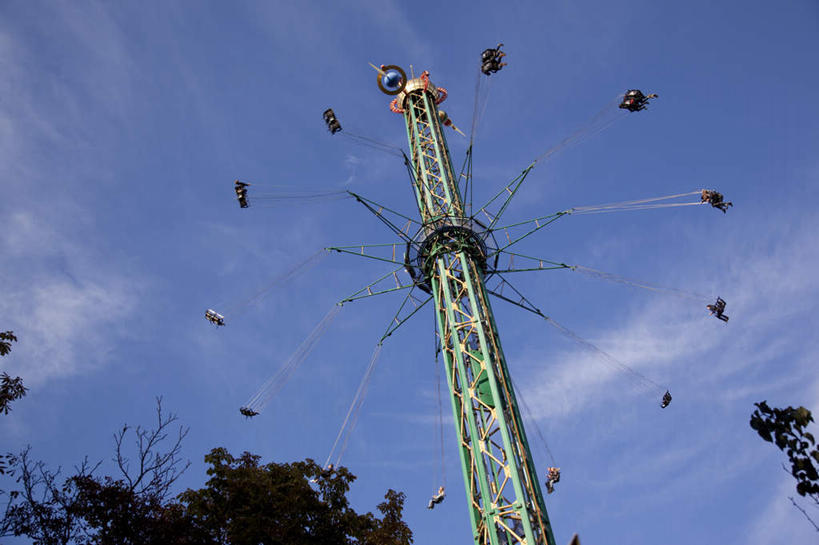 无人,游乐园,横图,室外,白天,仰视,度假,美景,城市风光,城市,游乐场,叶子,丹麦,欧洲,阴影,光线,影子,景观,云,云朵,绿叶,首都,云彩,娱乐,蓝色,白云,蓝天,天空,阳光,天,享受,休闲,嫩叶,景色,放松,游乐设施,旋转飞椅,晴朗,北欧,丹麦王国,乐园,哥本哈根,西兰岛,飓风飞椅,旋转秋千,叶,叶片,晴空,彩图,低角度拍摄