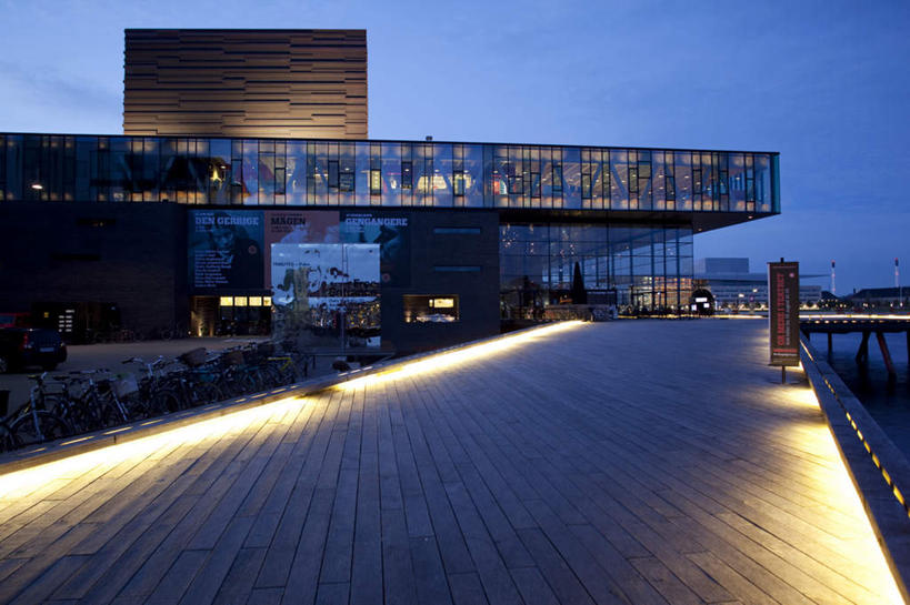 无人,栏杆,横图,室外,夜晚,正面,旅游,度假,河流,水,标志建筑,地标,建筑,照明,丹麦,欧洲,阴影,光线,影子,河水,水流,围栏,灯光,首都,娱乐,建设,护栏,灯,灯具,落地灯,享受,休闲,旅游胜地,放松,照亮,照明设备,北欧,丹麦王国,哥本哈根歌剧院,哥本哈根,西兰岛,彩图