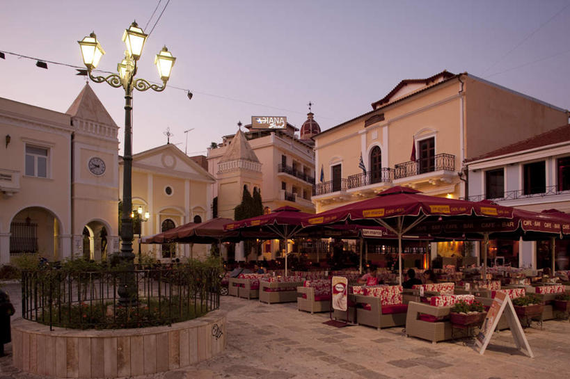 无人,餐厅,栏杆,横图,室外,白天,仰视,度假,美景,日落,城市风光,城市,路灯,照明,希腊,欧洲,伞,雨伞,遮阳伞,景观,晚霞,霞光,落日,围栏,灯光,娱乐,阳伞,护栏,灯,黄昏,享受,休闲,景色,彩霞,放松,照亮,照明设备,希腊共和国,夕照,爱奥尼亚群岛,伊奥尼亚群岛,扎金索斯,扎金索斯岛,夕阳,彩图,低角度拍摄,餐馆,饭店,饭馆,斜阳