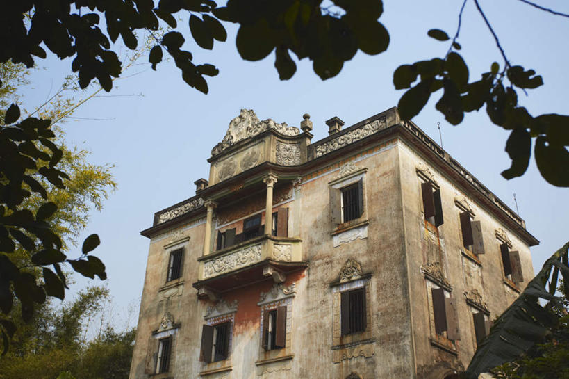 无人,家,露台,横图,室外,白天,仰视,旅游,度假,名胜古迹,植物,阳台,标志建筑,地标,建筑,中国,亚洲,阴影,遗迹,光线,影子,房屋,屋子,公寓,古迹,文物,娱乐,建设,古建筑,洋房,楼房,住宅,树,树木,蓝色,绿色,蓝天,天空,阳光,自然,天,享受,休闲,旅游胜地,放松,生长,晴朗,成长,古文明,东亚,广东,广东省,万里无云,中华人民共和国,华南地区,粤,开平,晴空,晴空万里,彩图,低角度拍摄,房子,露天阳台