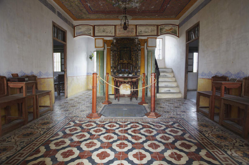 无人,家,栏杆,横图,室内,白天,正面,旅游,度假,绘画,名胜古迹,标志建筑,地标,建筑,椅子,照明,中国,亚洲,阴影,花纹,遗迹,艺术,装饰,光线,瓷砖,地砖,影子,房屋,木椅,墙,屋子,围栏,灯光,地面,古迹,文化,文物,娱乐,建设,古建筑,护栏,楼房,吊灯,壁画,墙壁,墙面,住宅,灯,白色,灯具,享受,休闲,旅游胜地,放松,红木,华丽,修饰,照亮,点缀,照明设备,古文明,东亚,广东,广东省,中华人民共和国,华南地区,粤,衬托,美观,雅致,雅观,开平,画画,彩图,房子