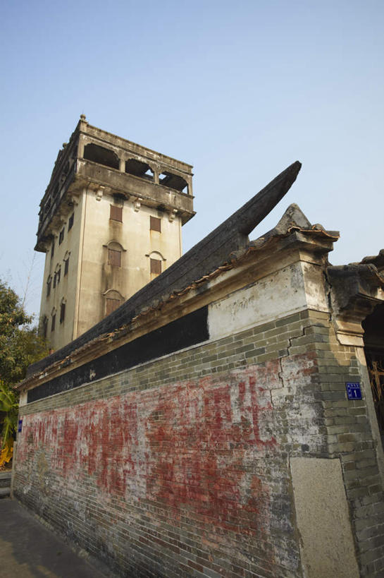 无人,竖图,室外,白天,正面,旅游,度假,名胜古迹,植物,标志建筑,道路,地标,建筑,中国,亚洲,阴影,遗迹,光线,信息,影子,墙,灯塔,交通,方向,古迹,文物,娱乐,建设,古建筑,墙壁,墙面,树,树木,蓝色,绿色,蓝天,天空,阳光,自然,天,享受,休闲,旅游胜地,放松,生长,晴朗,成长,引导,指引,古文明,东亚,广东,广东省,万里无云,中华人民共和国,华南地区,粤,航标,开平,晴空,晴空万里,彩图,导航