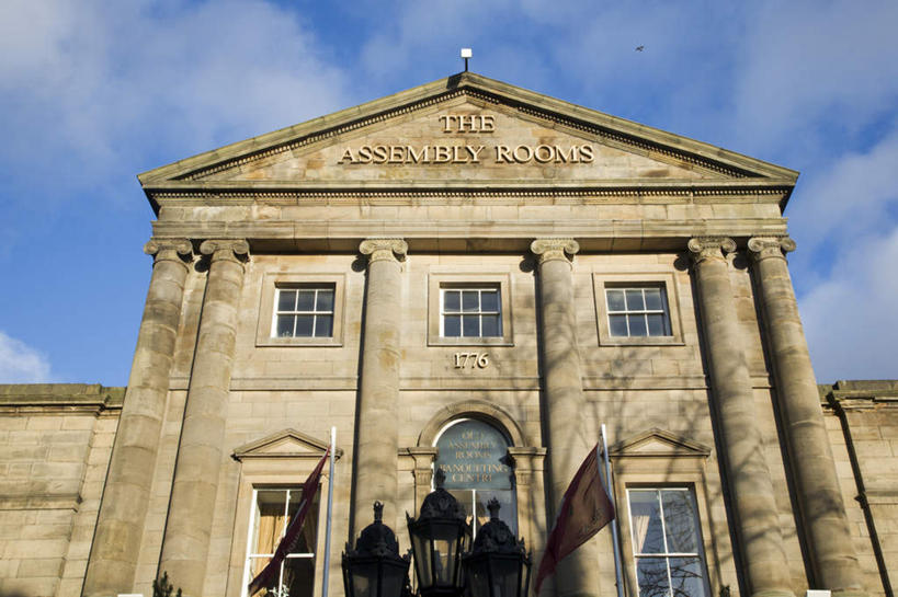 无人,横图,室外,白天,仰视,旅游,度假,窗户,标志建筑,地标,建筑,旗帜,国旗,英国,欧洲,阴影,光线,影子,堡垒,城堡,云,云朵,云彩,娱乐,建设,英格兰,玻璃窗,蓝色,白云,蓝天,天空,阳光,天,享受,休闲,旅游胜地,放松,晴朗,西欧,要塞,大不列颠,大不列颠及北爱尔兰联合王国,大不列颠联合王国,日不落英帝国,英吉利,纽卡斯尔,设防,泰恩.威尔郡,旗,晴空,彩图,低角度拍摄