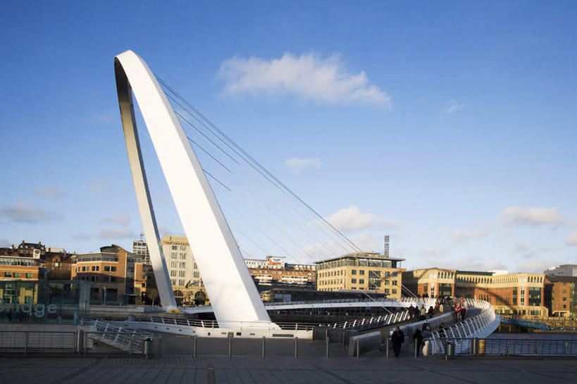 无人,家,栏杆,横图,室外,白天,仰视,旅游,度假,标志建筑,地标,建筑,英国,欧洲,阴影,光线,影子,房屋,屋子,云,云朵,围栏,云彩,娱乐,建设,护栏,楼房,英格兰,住宅,蓝色,白云,蓝天,天空,阳光,天,享受,休闲,旅游胜地,放松,晴朗,西欧,大不列颠,大不列颠及北爱尔兰联合王国,大不列颠联合王国,日不落英帝国,英吉利,盖茨黑德,泰恩.威尔郡,晴空,彩图,低角度拍摄,房子