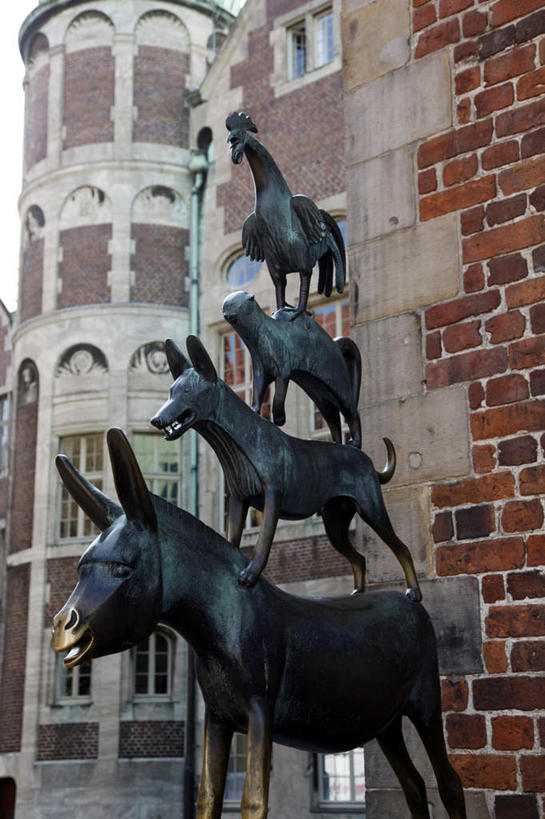 无人,家,站,竖图,室外,白天,仰视,宠物,狗,鸡,马,猫,野生动物,雕塑,德国,欧洲,四只,一堆,一排,阴影,堆叠,堆积,艺术,整齐,装饰,光线,雕刻,雕像,影子,房屋,屋子,公寓,注视,洋房,楼房,家禽,住宅,排列,阳光,动物,工艺品,观察,看,站着,运输,牲畜,观看,纪念,堆,美术,察看,西欧,队列,关注,主题,猫咪,陈列,忠诚,德意志联邦共和国,功能,美学,不莱梅,犬,站立,彩图,低角度拍摄,全身,房子