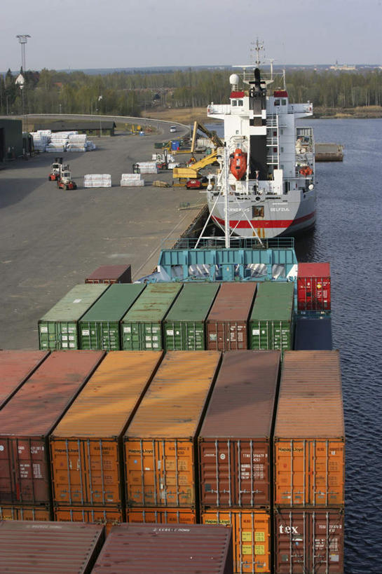 无人,码头,竖图,俯视,室外,白天,度假,美景,树林,植物,城市风光,城市,港口,轮船,船,丹麦,欧洲,一堆,一艘,许多,停靠,阴影,堆叠,堆积,光线,影子,景观,集装箱,娱乐,货柜,树,树木,蓝色,绿色,蓝天,天空,阳光,自然,箱子,交通工具,天,享受,休闲,景色,放松,运输,生长,晴朗,成长,堆,停泊,载具,北欧,物流,万里无云,丹麦王国,奥胡斯郡,晴空,晴空万里,彩图,高角度拍摄,摆渡口,埠头,渡口,渡头,港湾,海港,货运码头,口岸,商港