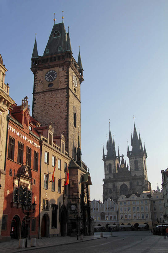 无人,教堂,竖图,室外,白天,仰视,旅游,度假,名胜古迹,植物,标志建筑,地标,建筑,路灯,照明,欧洲,捷克,阴影,节日,遗迹,时间,光线,时钟,影子,钟楼,灯光,首都,计时,古迹,文化,文物,娱乐,建设,古建筑,灯,树,树木,蓝色,绿色,蓝天,天空,阳光,自然,钟表,天,祈祷,享受,休闲,健康,表,旅游胜地,放松,许愿,宗教,信仰,生长,晴朗,成长,纪念,祈求,照亮,照明设备,信念,古文明,中欧,捷克共和国,万里无云,塔钟,布拉格,提恩教堂,平安,钟,晴空,晴空万里,彩图,低角度拍摄,大教堂,礼拜堂