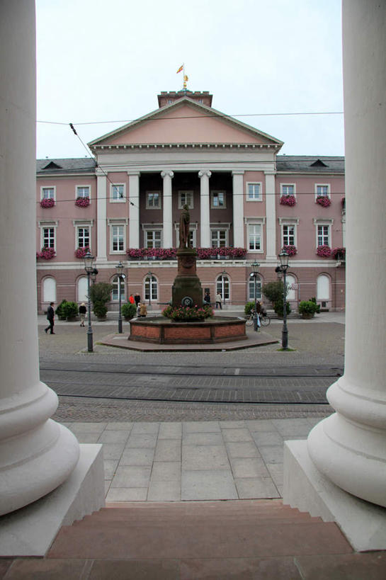 西方人,家,站,坐,走,竖图,室外,白天,正面,度假,美景,植物,城市风光,城市,路灯,自行车,旗帜,照明,雕塑,德国,欧洲,欧洲人,行人,阴影,服装,艺术,装饰,盛开,电力,光线,电线,电线杆,雕刻,雕像,盆栽,旗杆,线,影子,房屋,屋子,景观,云,云朵,公寓,灯光,盆景,电能,许多人,线路,花蕾,云彩,注视,休闲装,娱乐,旗子,洋房,楼房,路人,住宅,车,脚踏车,灯,花,花瓣,花朵,鲜花,衣服,蓝色,绿色,白云,蓝天,天空,阳光,自然,工艺品,交通工具,天,花苞,花蕊,观察,看,站着,一群人,享受,休闲,休闲服,景色,放松,服饰,生长,晴朗,成长,观看,纪念,电,电源,照亮,美术,察看,照明设备,西欧,关注,载具,主题,能量,陈列,德意志联邦共和国,功能,美学,旌旗,旗号,漆雕,巴登.符腾堡,巴登.符腾堡州,巴符州,过客,卡尔斯鲁厄,男人,男性,年轻男性,年轻女性,女人,女性,白种人,晴空,步行,散步,站立,走路,坐着,彩图,全身,房子,飘荡