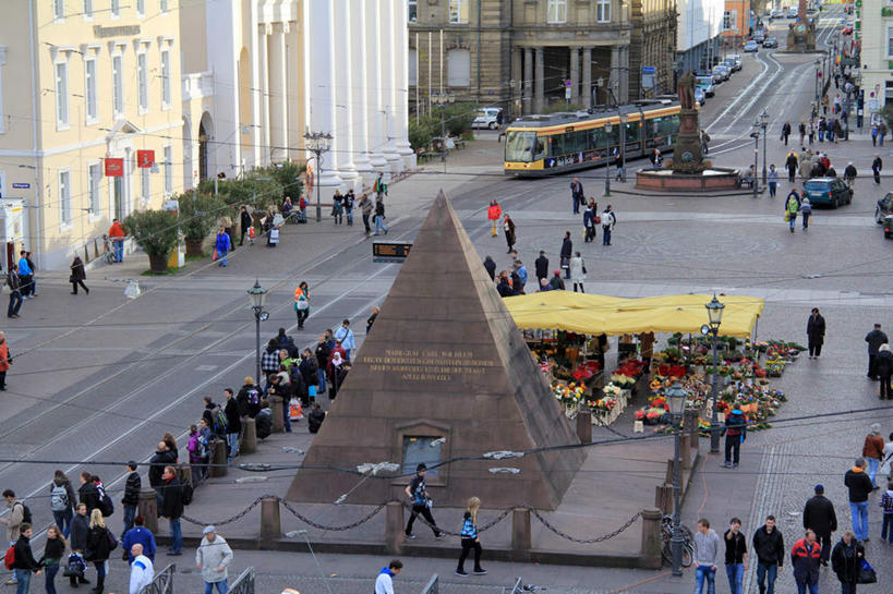 西方人,花商,家,栏杆,站,走,横图,俯视,室外,白天,度假,美景,城市风光,城市,道路,路,铁路,公路,汽车,电车,雕塑,德国,欧洲,欧洲人,行人,游客,游人,阴影,服装,艺术,装饰,盛开,电力,光线,电线,电线杆,雕刻,雕像,线,影子,房屋,屋子,景观,围栏,电能,轨道,交通,铁轨,许多人,线路,花蕾,注视,休闲装,娱乐,护栏,楼房,路人,旅客,住宅,车,花,花瓣,花朵,鲜花,衣服,阳光,工艺品,交通工具,花苞,花蕊,观察,看,站着,一群人,享受,休闲,休闲服,景色,放松,运输,服饰,观看,纪念,电,电源,美术,察看,西欧,关注,载具,主题,能量,陈列,德意志联邦共和国,功能,美学,漆雕,无轨电车,巴登.符腾堡,巴登.符腾堡州,巴符州,过客,卡尔斯鲁厄,男人,男性,年轻男性,年轻女性,女人,女性,白种人,花店老板,花贩,卖花人,马路,步行,散步,站立,走路,彩图,高角度拍摄,全身,房子