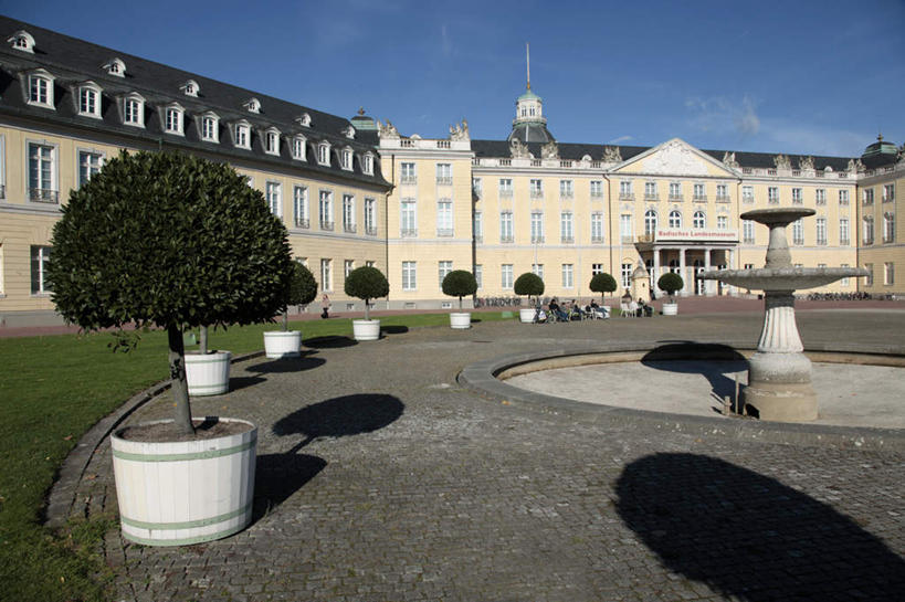 西方人,家,坐,横图,室外,白天,正面,度假,草地,草坪,美景,植物,城市风光,城市,道路,路,喷泉,椅子,德国,欧洲,欧洲人,五个人,行人,游客,游人,阴影,服装,光线,盆栽,影子,堡垒,城堡,房屋,木椅,屋子,景观,云,云朵,公寓,小路,盆景,交通,许多人,云彩,注视,休闲装,文化,娱乐,洋房,楼房,路人,旅客,住宅,草,树,树木,衣服,蓝色,绿色,白云,蓝天,天空,阳光,自然,天,观察,看,品味,一群人,享受,休闲,休闲服,景色,放松,服饰,生长,晴朗,成长,观看,察看,西欧,要塞,关注,水景,德意志联邦共和国,美观,巴登.符腾堡,巴登.符腾堡州,巴符州,过客,设防,卡尔斯鲁厄,男人,男性,年轻男性,年轻女性,女人,女性,白种人,设计,晴空,坐着,彩图,全身,房子