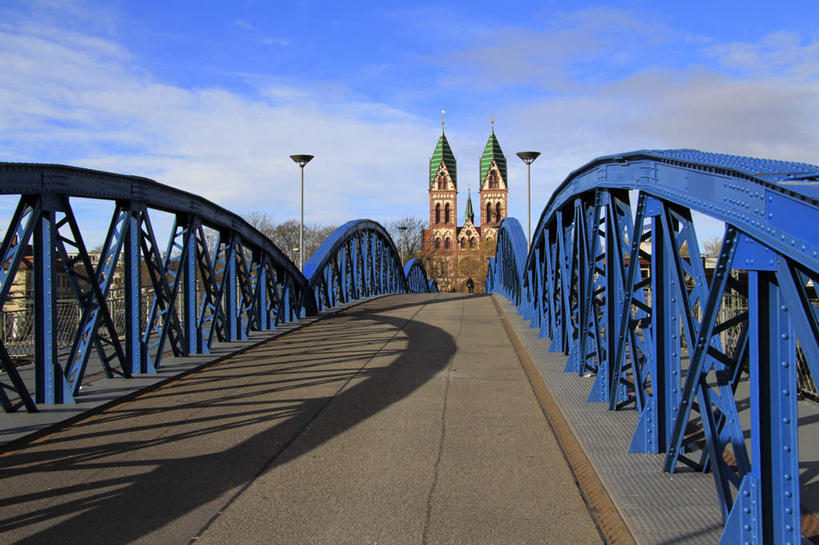 无人,教堂,横图,室外,白天,正面,旅游,度假,名胜古迹,标志建筑,地标,建筑,路灯,照明,德国,欧洲,阴影,节日,遗迹,时间,光线,时钟,影子,云,云朵,钟楼,桥,灯光,计时,云彩,古迹,文化,文物,娱乐,建设,古建筑,灯,蓝色,白云,蓝天,天空,阳光,钟表,天,祈祷,享受,休闲,健康,表,旅游胜地,放松,许愿,宗教,吊桥,信仰,晴朗,纪念,人行桥,祈求,悬索桥,照亮,照明设备,西欧,吊杆,信念,古文明,德意志联邦共和国,塔钟,巴登.符腾堡,巴登.符腾堡州,巴符州,锚锭,悬索,弗莱堡,弗赖堡,平安,钟,晴空,彩图,大教堂,礼拜堂